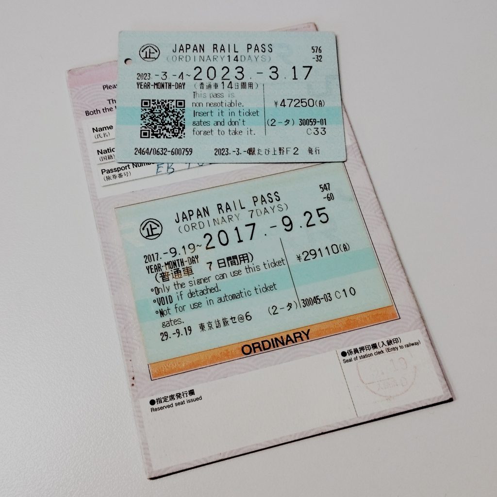 tył JR Passa starego typu i nowy, mniejszy JR Pass
