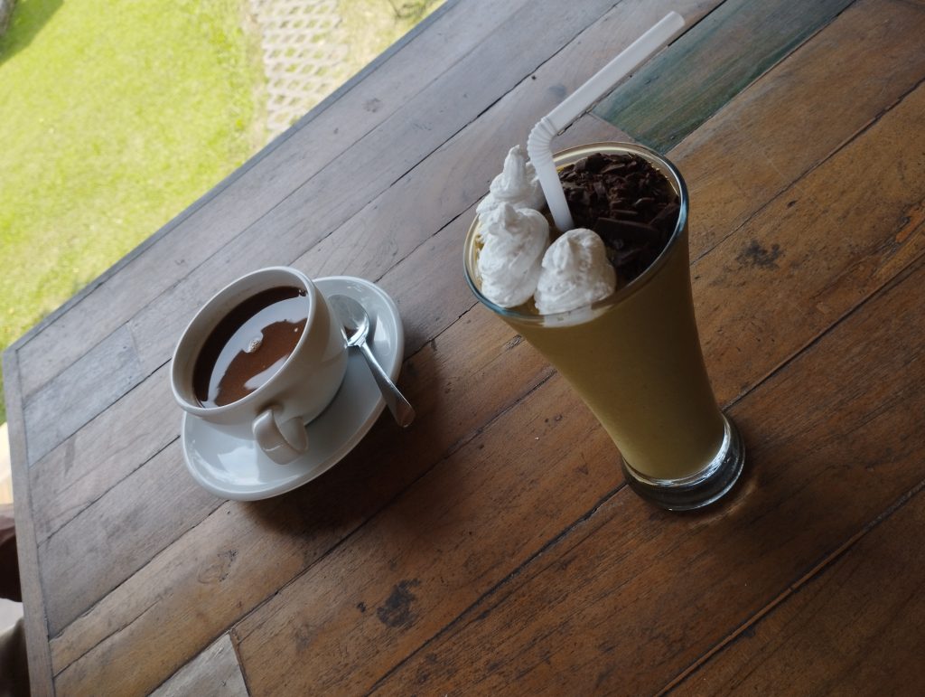 Czekolada pitna i shake z awokado i kakao.