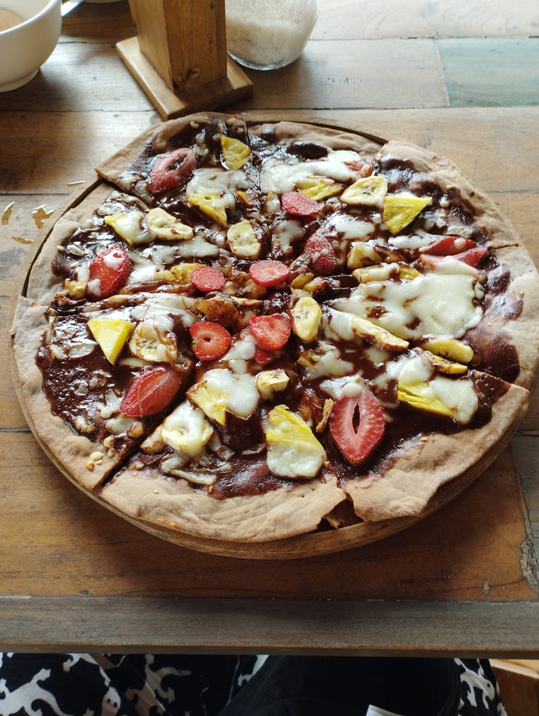 Czekoladowa pizza z owocami.