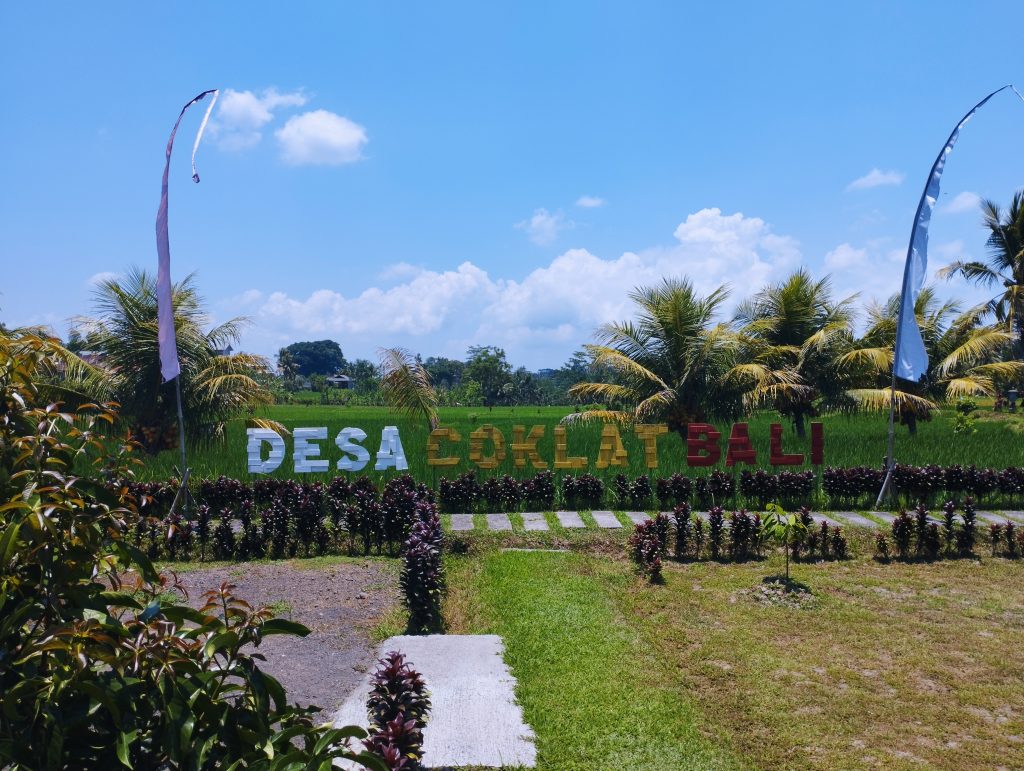 widok z restauracji na napis "Desa Coklat Bali"