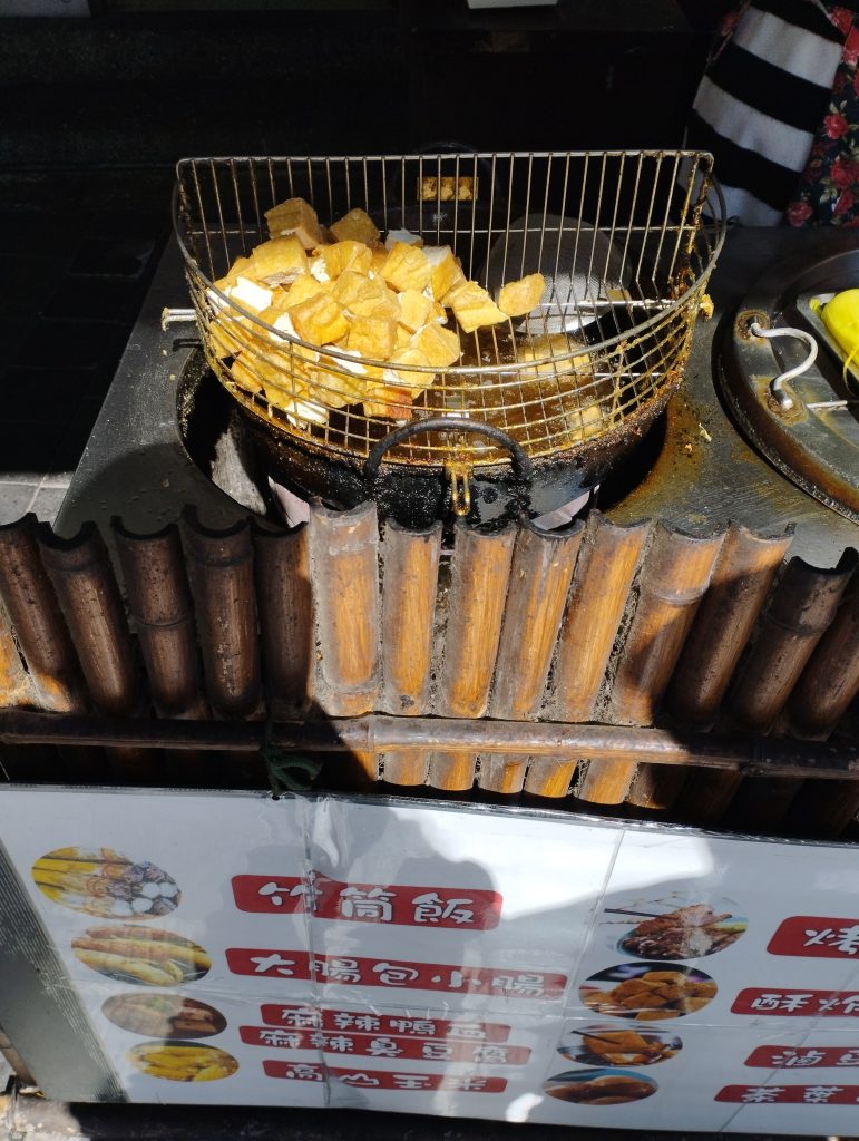 Śmierdzące tofu smażone na grillu.