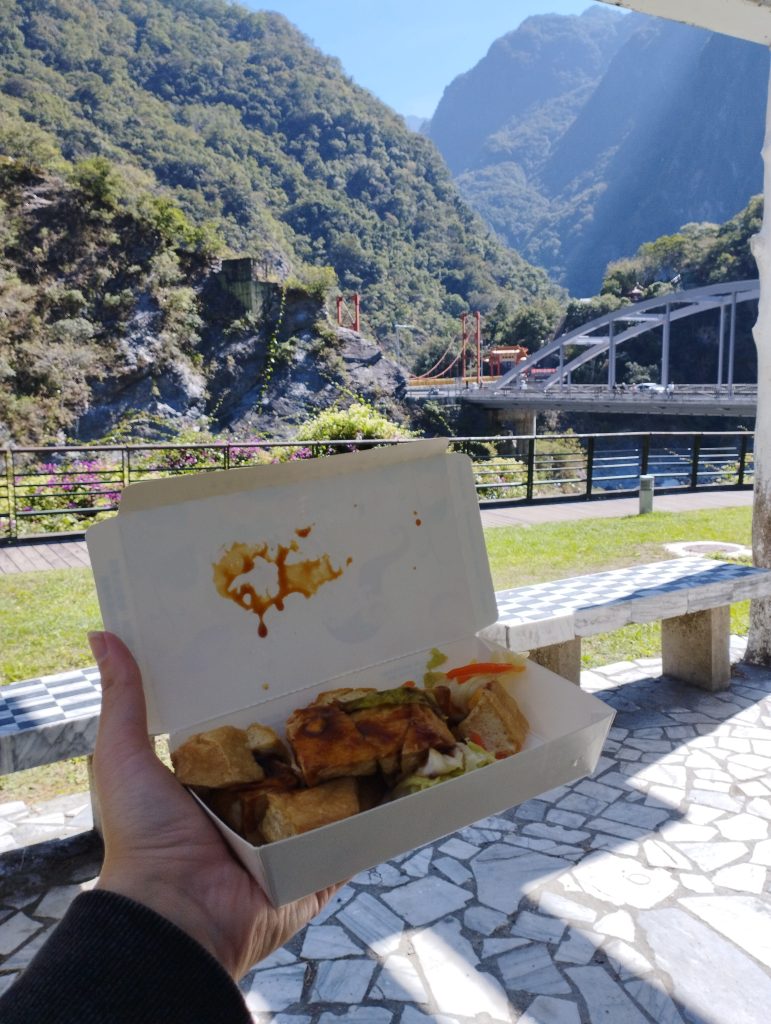 Śmierdzące tofu na tle zalesionych gór Taroko