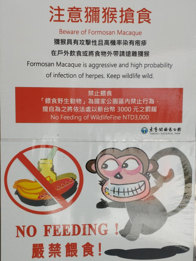 Tabliczka "zakaz karmienia małp" w Tianxin w Parku Narodowym Taroko