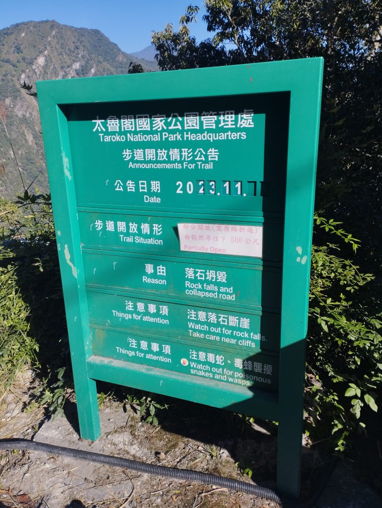 Tablica informacyjna przed szlakiem