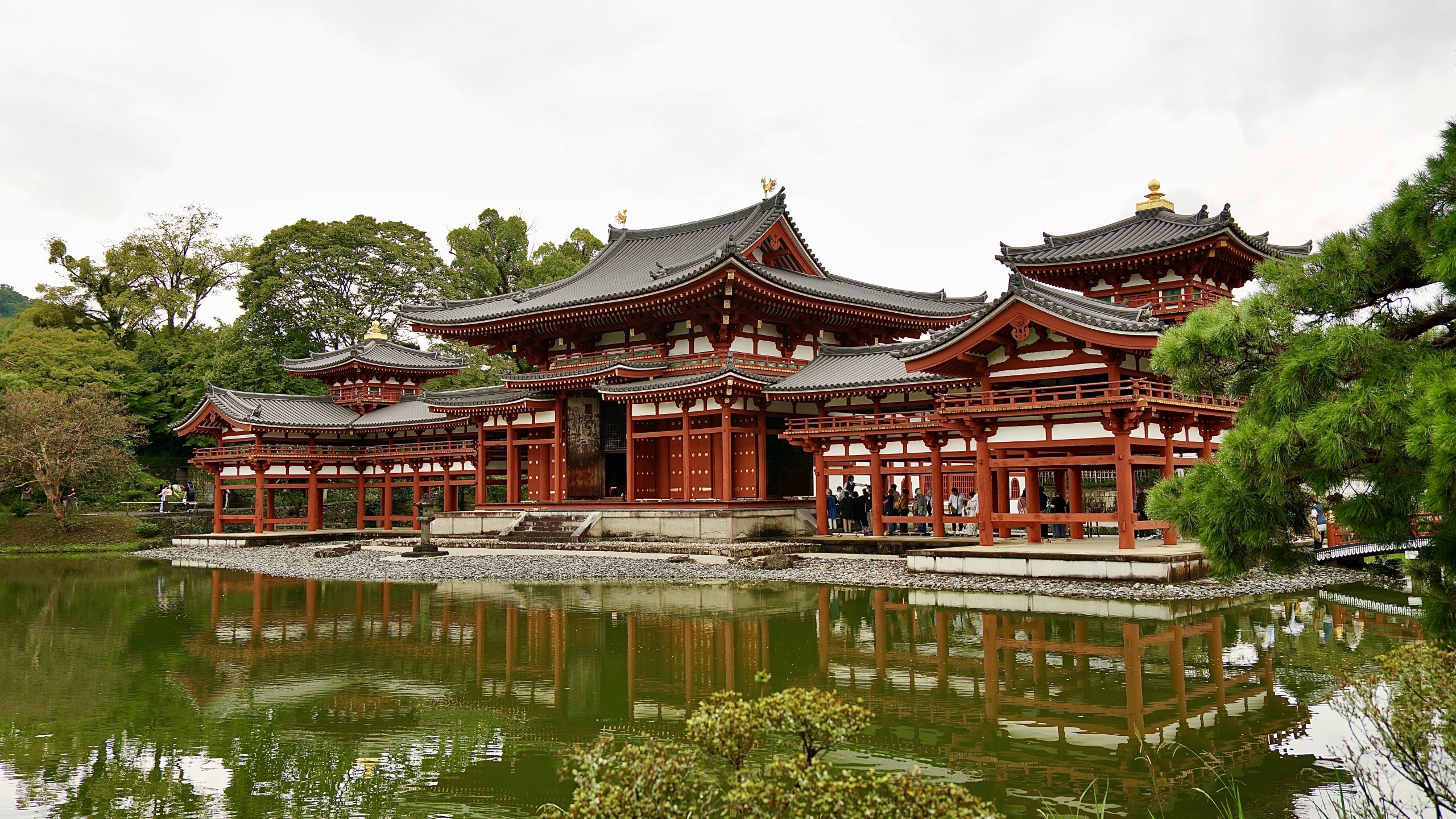 Pawilon Feniksa nad stawem w Uji.