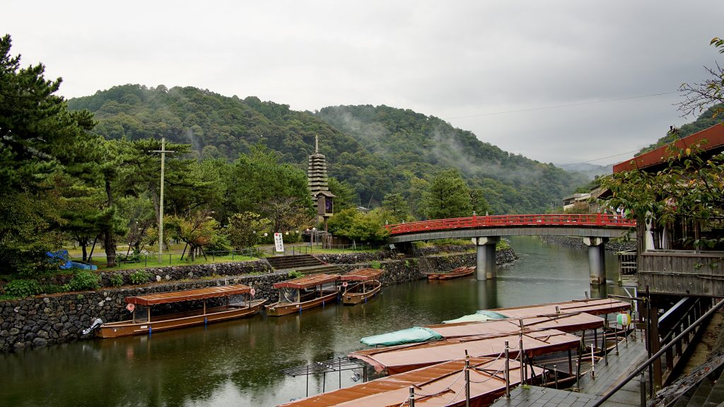 Most w Uji i łódki na rzece.