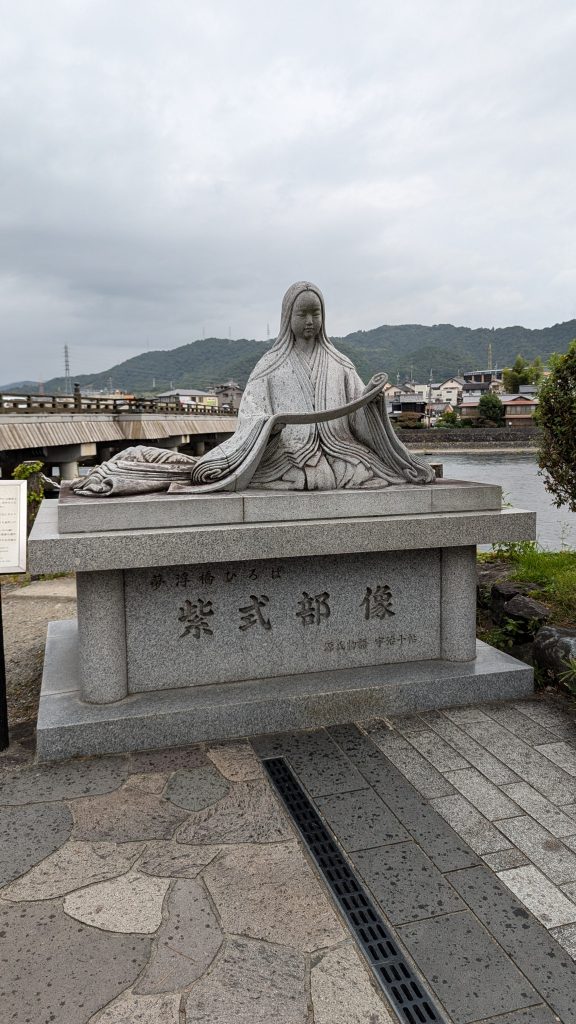 Pomnik Murasaki Shikibu nad rzeką.