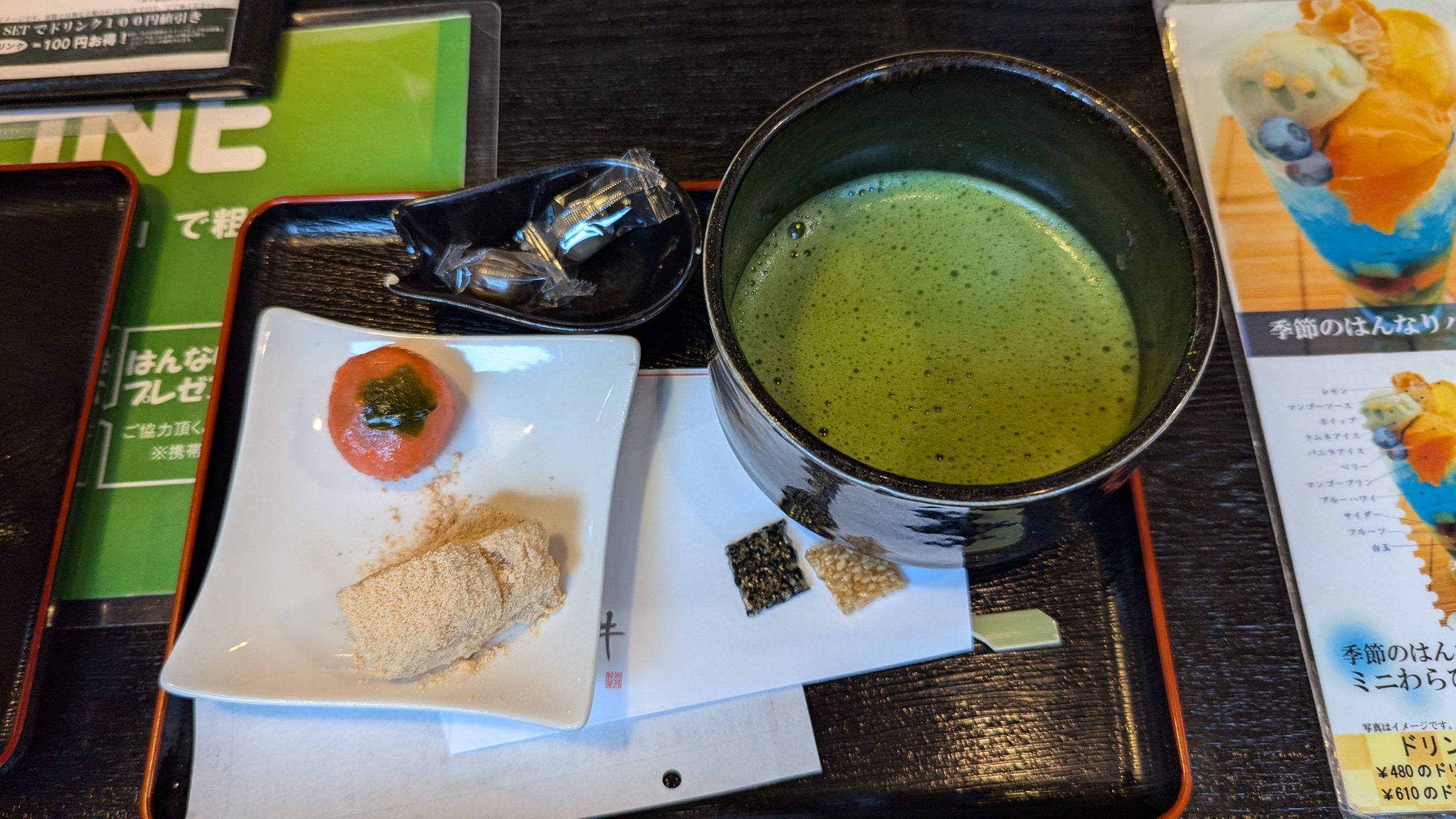 Naczynie z matchą, a obok talerzyk z kinako mochi.