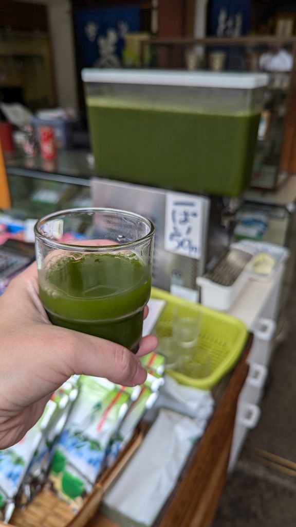 Szklaneczka herbaty matcha, jedna za 50 jenów.