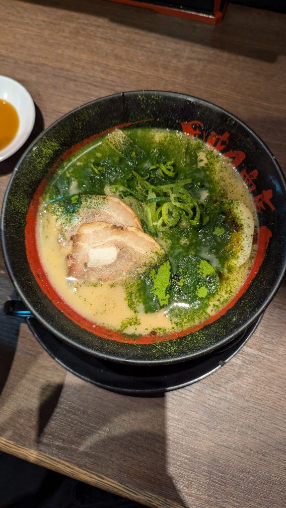 Kremowy ramen posypany matchą.