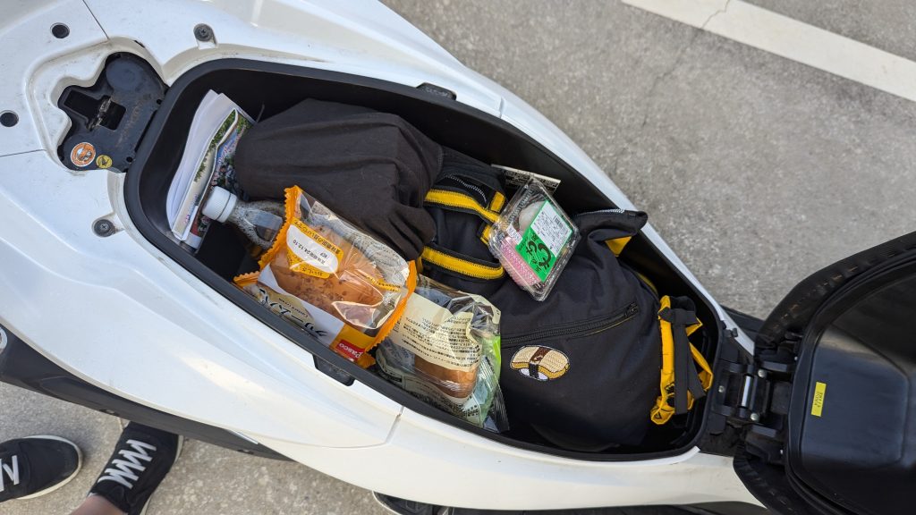 Prowiant z japońskiego konbini w bagażniku 