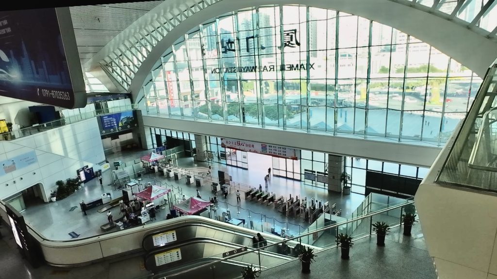Widok na bramki bezpieczeństwa na dworcu w Xiamen
