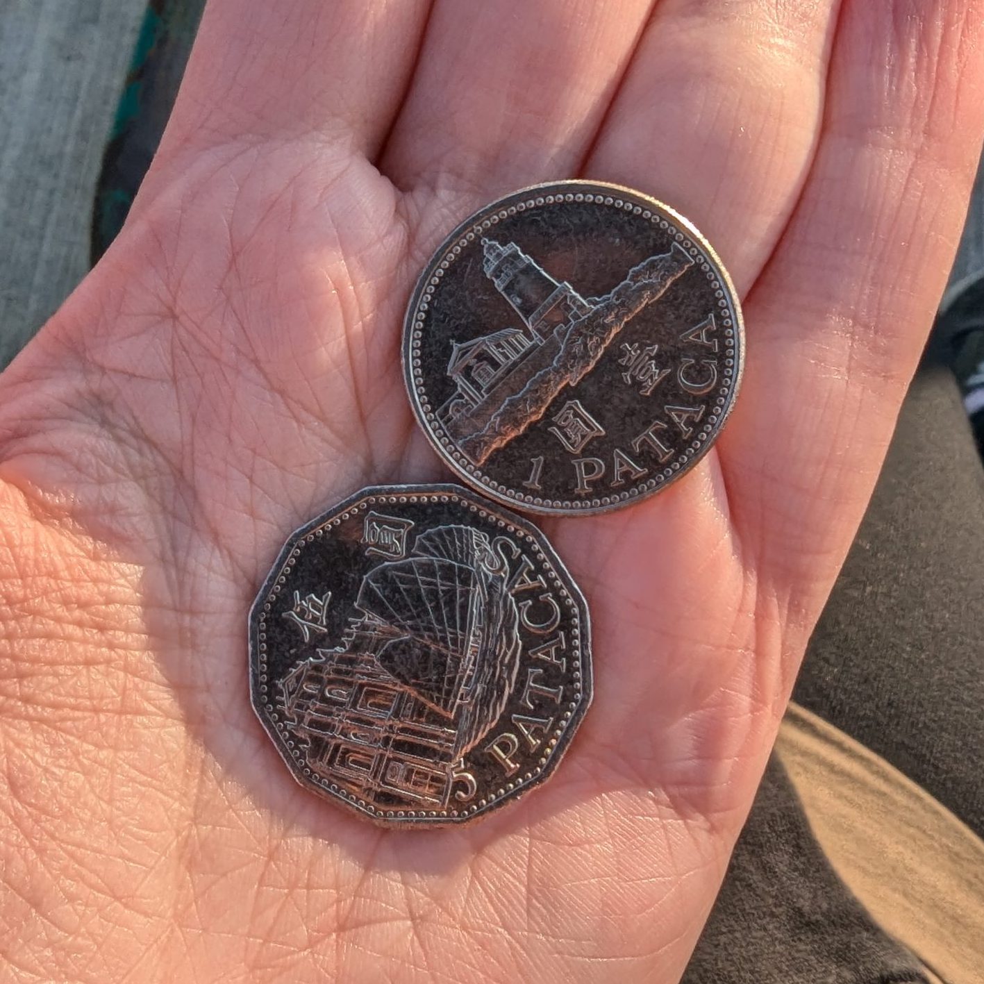 Bankomaty i&nbsp;karty SIM – najtańsze opcje wg. kraju (LISTA)