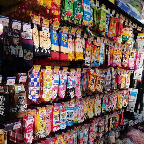 Kolorowe skarpetki w Mega Donki w Shibuyi